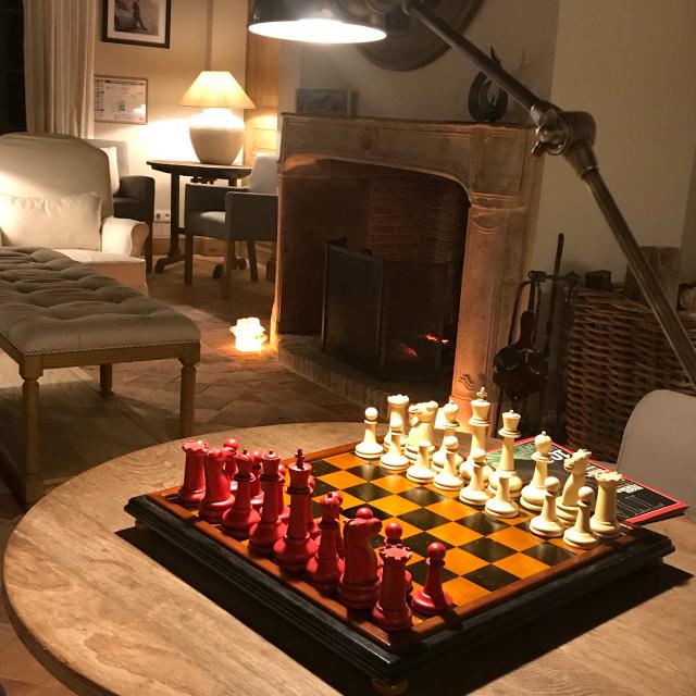 Jeu d'échec dans le salon du Manoir de Surville dans l'Eure en Normandie