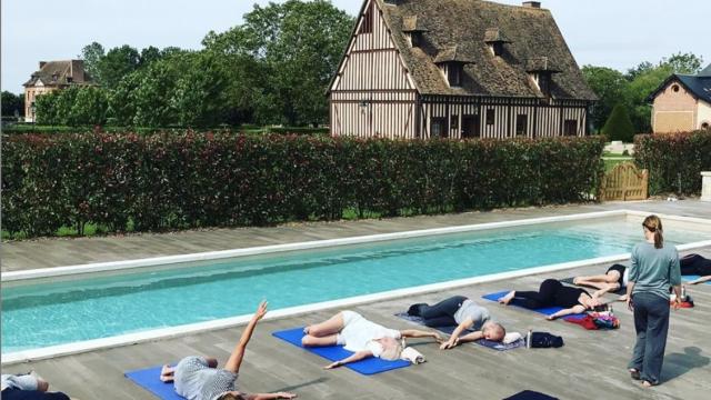 cours de Yoga au bord de la piscine du manoir de Surville