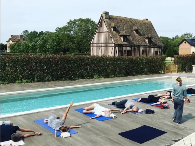 cours de Yoga au bord de la piscine du manoir de Surville