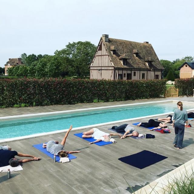 cours de Yoga au bord de la piscine du manoir de Surville