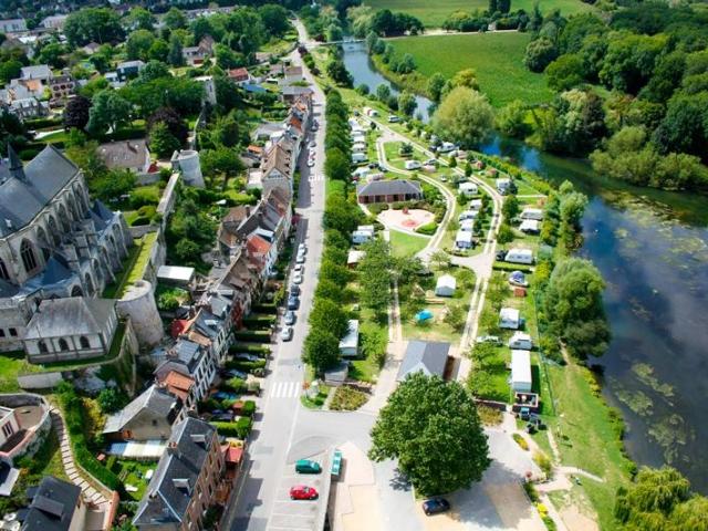 vue aérienne du camping et espace de camping car de Pont de l'Arche au bord de la rivière de l'Eure