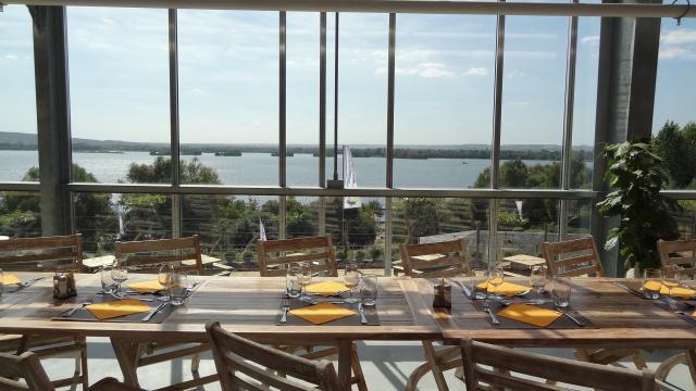 table de repas au zoo biotropica avec vue panoramique sur le lac des deux amants de la base de loisirs de Léry-Poses dans l'Eure