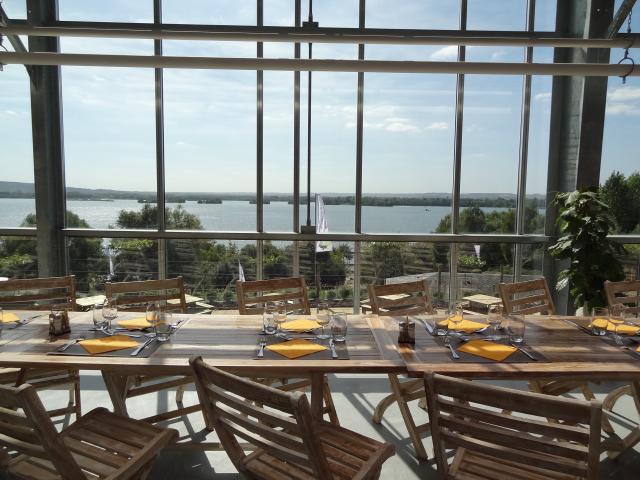 table de repas au zoo biotropica avec vue panoramique sur le lac des deux amants de la base de loisirs de Léry-Poses dans l'Eure