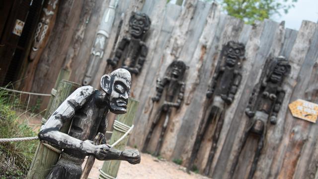 Sculpture en bois à l'entrée de Botropica