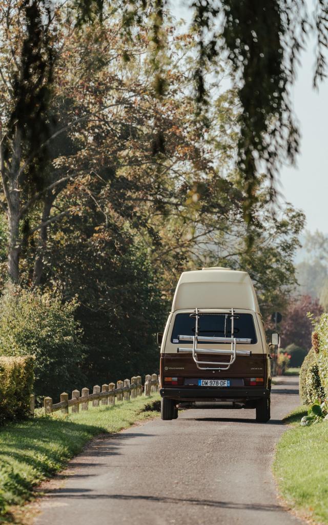 Van aménagé sur une route de l'Eure en Normandie