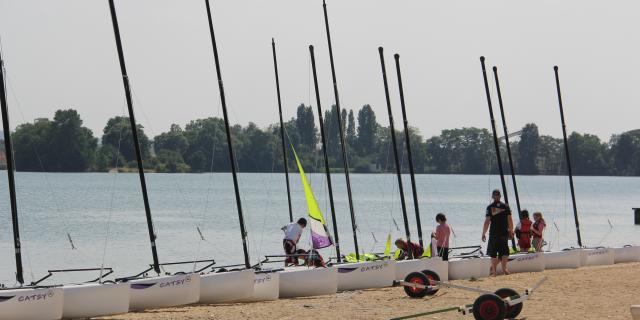 Catamarans à La Base Nautique De Léry Poses en Normandie