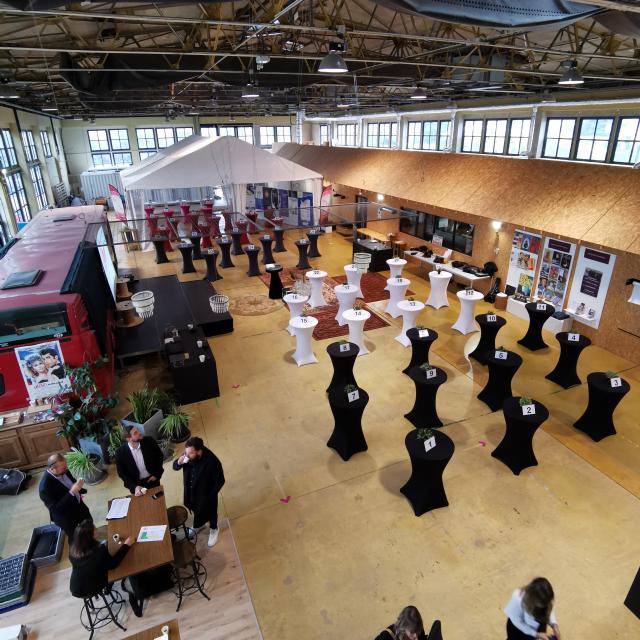 rencontre professionnelle dans la halle de La Filature : espace de coworking de Louviers - Eure