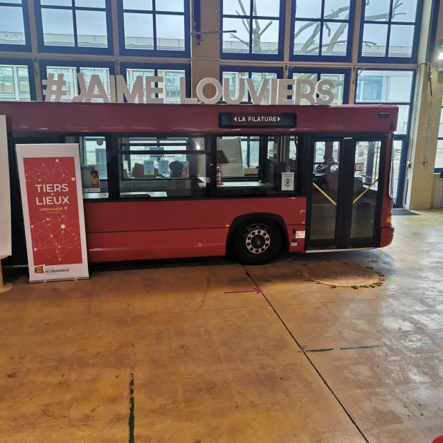 Bus rouge de l'espace de coworking La Filature à Louviers dans l'Eure