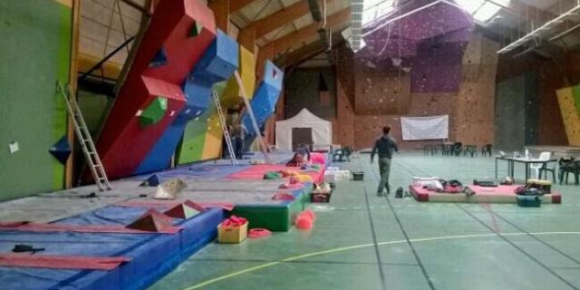 Salle de gymnase aménagée pour pratiquer l'escalade ne intérieur dans la base des loisirs de Léry-Poses