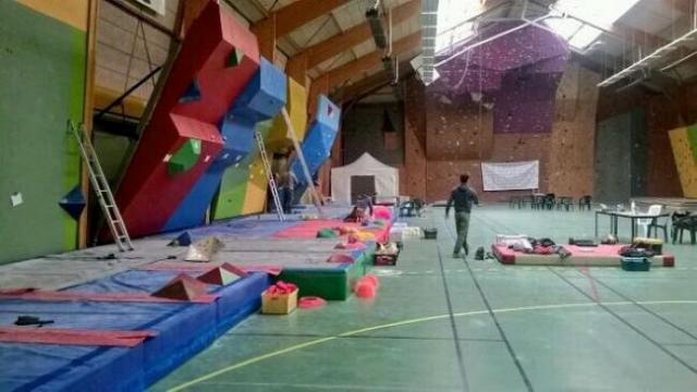 Salle de gymnase aménagée pour pratiquer l'escalade ne intérieur dans la base des loisirs de Léry-Poses