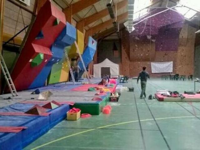 Salle de gymnase aménagée pour pratiquer l'escalade ne intérieur dans la base des loisirs de Léry-Poses