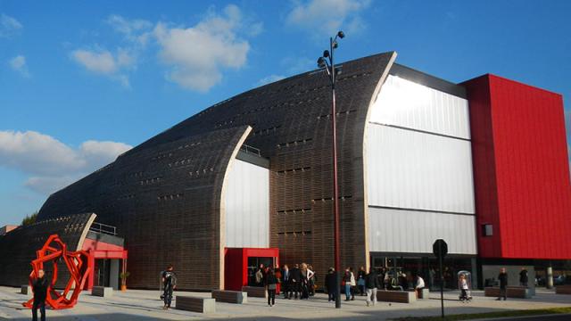 Théâtre moderne De L'Arsenal à Val-De-Reuil dans l'Eure en Normandie