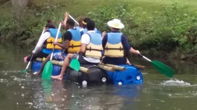 6 personnes naviguent sur un radeau tonneau sur la rivière de l'Eure