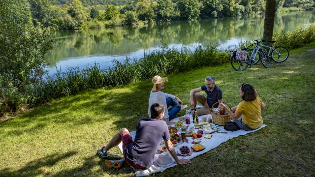 Pique-nique au bord de la Seine à Poses