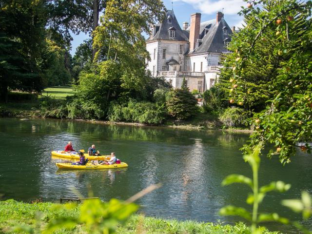 Passage en Canoë Kayak sur l'Eure avec vue sur le château d'Acquigny