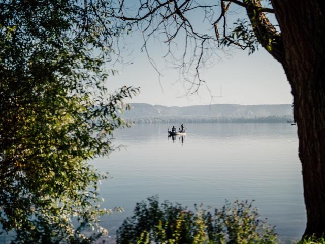 Pêche en barque sur le lac des Deux Amants à Léry-Poses - Normandie - Eure