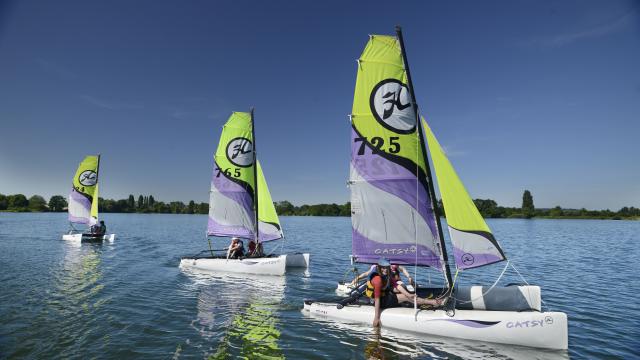 Catamarans sur le lac de Léry Poses En Normandie - Eure