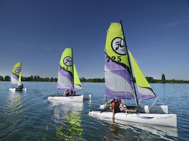 Catamarans sur le lac de Léry Poses En Normandie - Eure