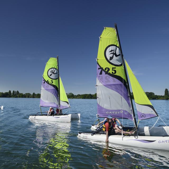 Catamarans sur le lac de Léry Poses En Normandie - Eure