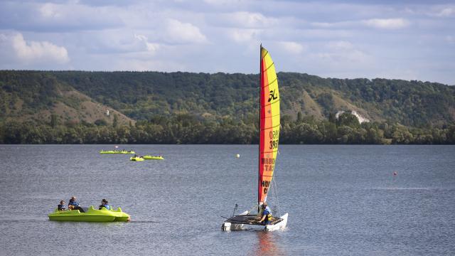 Pedalo et voile à Léry-Poses