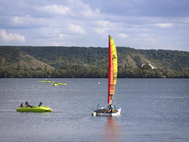 Pedalo et voile à Léry-Poses