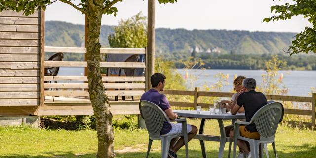 Vue sur le lac des deux amants depuis les chalets de la base des loisirs de Léry-Poses en Normandie - Eure