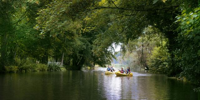 famille en canoë sur l'Eure