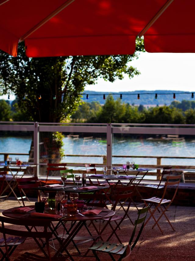 Restaurant au bord de l'eau les Canisses