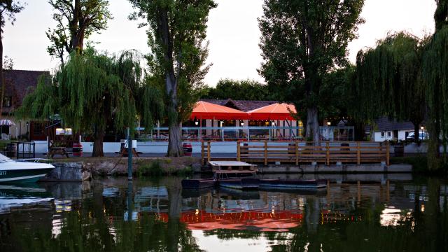 Restaurant au bord de l'eau les Canisses