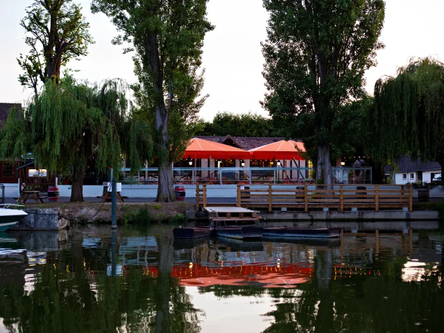 Restaurant au bord de l'eau les Canisses