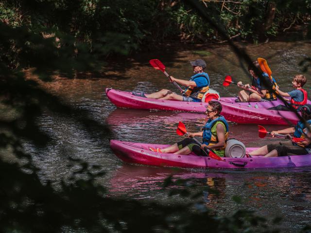 Groupe en canoë durant l'affluente 2022