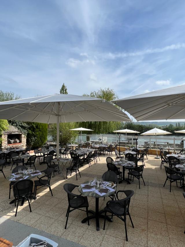 Terrasse Restaurant Les Canisses bord de Seine